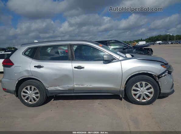 KNMAT2MT2HP558026 2017 NISSAN ROGUE Silver Vista interior trasera