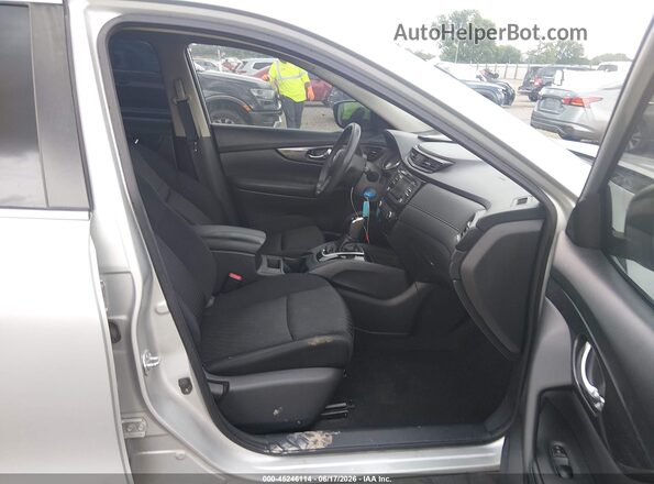 KNMAT2MT5HP557596 2017 NISSAN ROGUE Silver Front interior view
