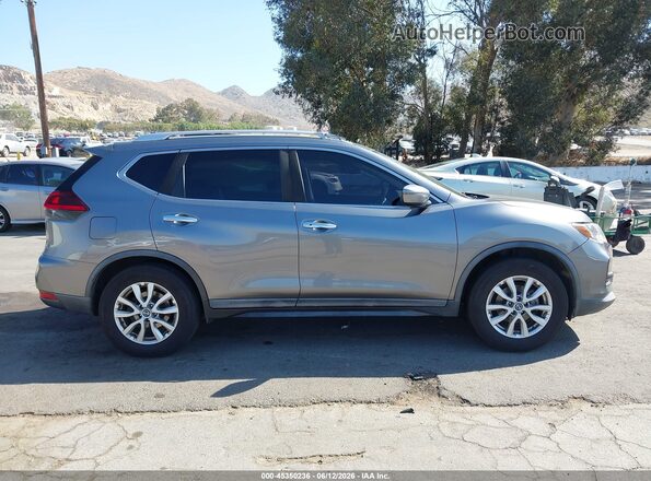 KNMAT2MT5JP562920 2018 NISSAN ROGUE Gray Вид задньої частини салону