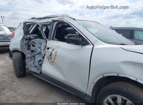 KNMAT2MT6HP586640 2017 NISSAN ROGUE White Вид задньої частини салону