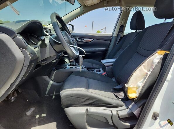 KNMAT2MT6JP584795 2018 NISSAN ROGUE White Vista interior delantera