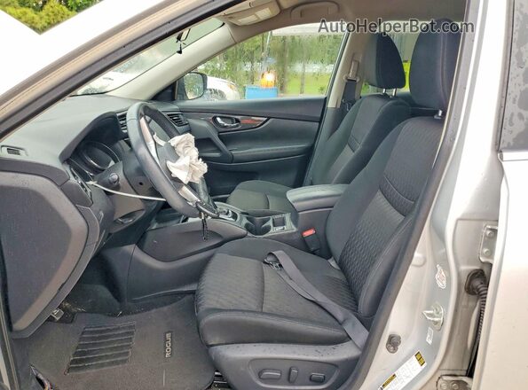 KNMAT2MT7JP510284 2018 NISSAN ROGUE Silver Front interior view