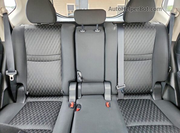 KNMAT2MT7JP572641 2018 NISSAN ROGUE White Widok tylnych siedzeń
