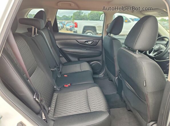 KNMAT2MT7JP572641 2018 NISSAN ROGUE White Widok wnętrza z tyłu