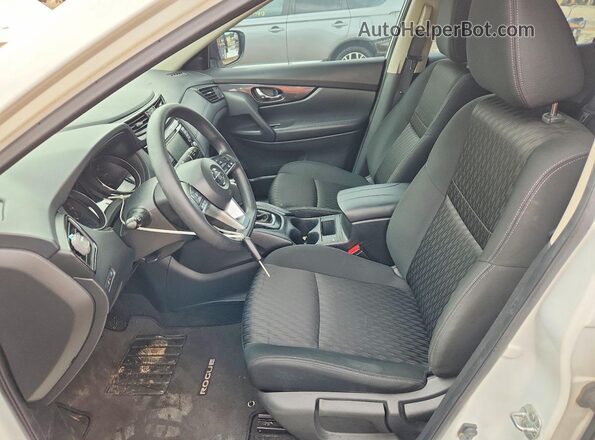 KNMAT2MT7JP572641 2018 NISSAN ROGUE White Widok wnętrza z przodu