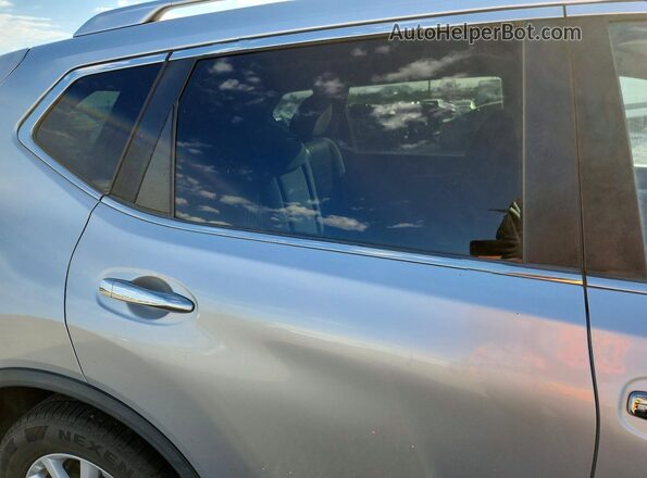 KNMAT2MT8HP586042 2017 NISSAN ROGUE Silver Vista de los asientos traseros