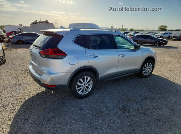KNMAT2MT8HP586042 2017 NISSAN ROGUE Silver Trasero derecho