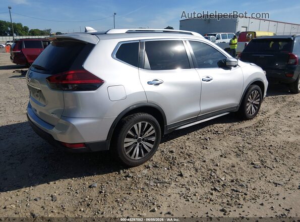 KNMAT2MT8JP525215 2018 NISSAN ROGUE Серебряный Задняя правая четверть