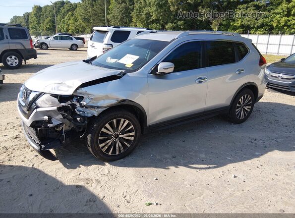 KNMAT2MT8JP525215 2018 NISSAN ROGUE Серебряный Передняя левая четверть