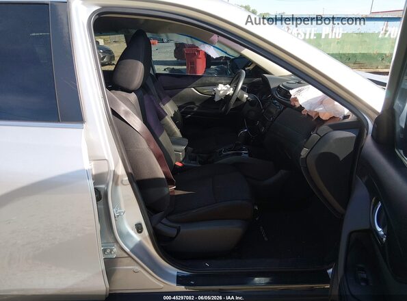 KNMAT2MT8JP525215 2018 NISSAN ROGUE Серебряный Вид салона спереди