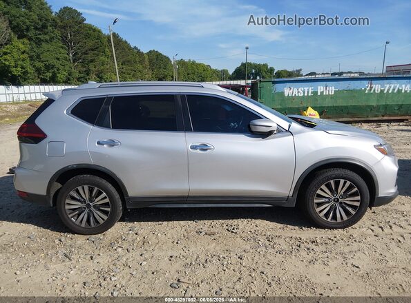 KNMAT2MT8JP525215 2018 NISSAN ROGUE Серебряный Панорамный вид салона 360°