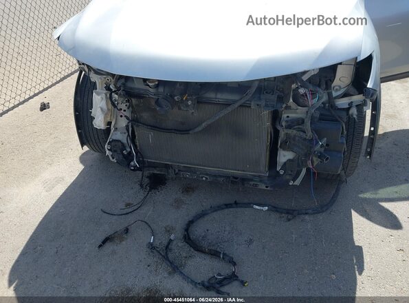 KNMAT2MT9JP558241 2018 NISSAN ROGUE Silver Widok z przodu