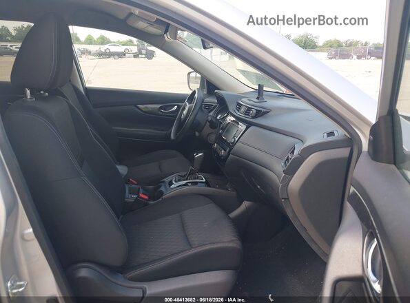 KNMAT2MT9JP605557 2018 NISSAN ROGUE Silver Front interior view