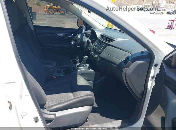 KNMAT2MTXHP543757 2017 NISSAN ROGUE White Front interior view