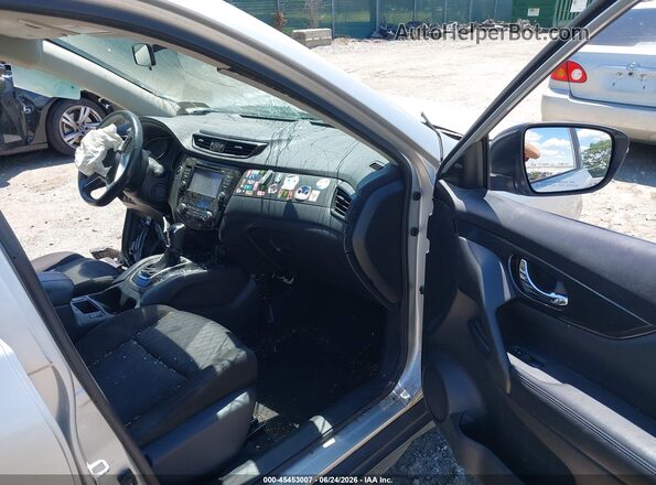 KNMAT2MV0HP575067 2017 NISSAN ROGUE Silver Front interior view