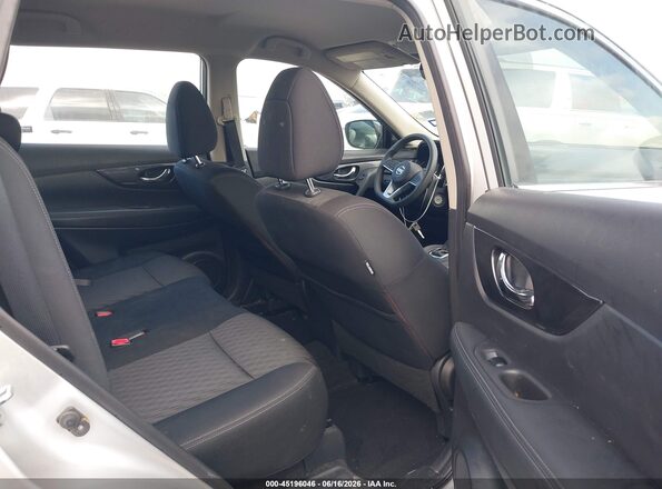 KNMAT2MV0JP520236 2018 NISSAN ROGUE Gray Widok naklejki z numerem VIN