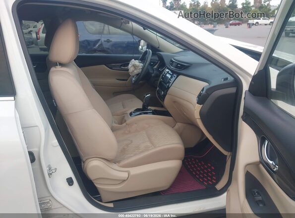 KNMAT2MV2HP592873 2017 NISSAN ROGUE White Front interior view