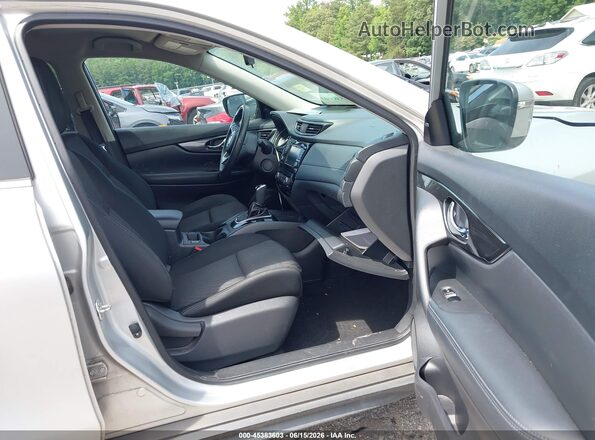 KNMAT2MV2JP529147 2018 NISSAN ROGUE Серебряный Вид салона спереди