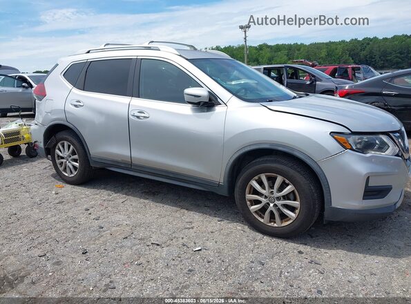 KNMAT2MV2JP529147 2018 NISSAN ROGUE Серебряный Вид задней части салона