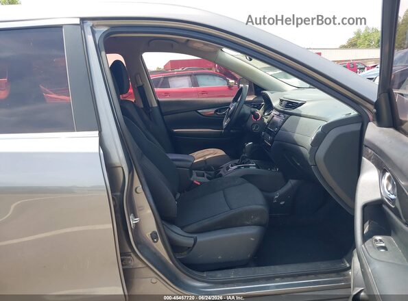 KNMAT2MV3JP510770 2018 NISSAN ROGUE Gray Front interior view