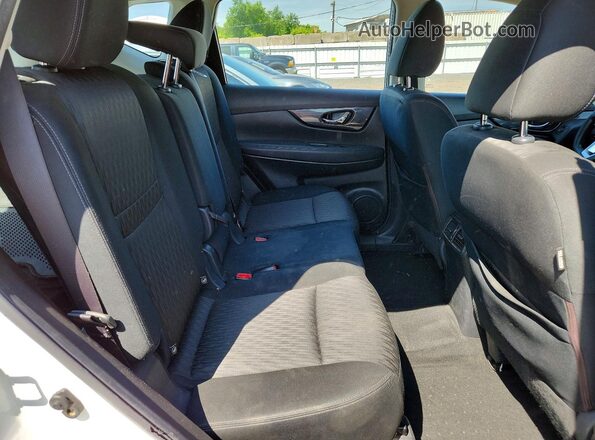 KNMAT2MV3JP526757 2018 NISSAN ROGUE White Вид задньої частини салону