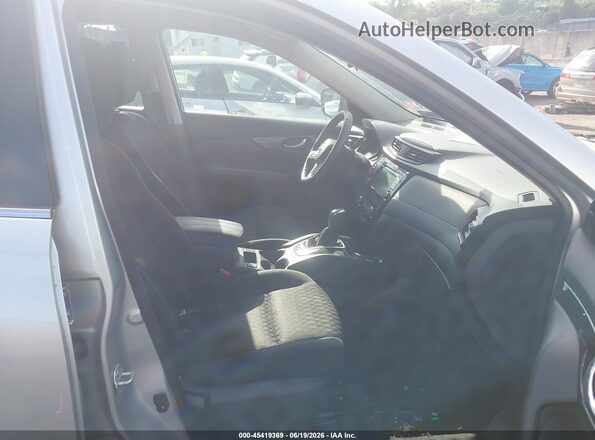 KNMAT2MV3JP570354 2018 NISSAN ROGUE Silver Front interior view