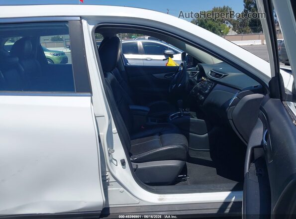KNMAT2MV4GP688339 2016 NISSAN ROGUE White Front interior view