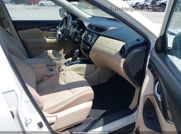 KNMAT2MV4HP572432 2017 NISSAN ROGUE White Widok wnętrza z przodu