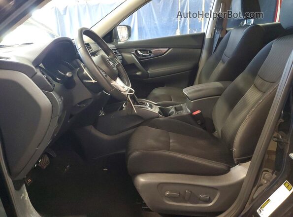 KNMAT2MV6HP588857 2017 NISSAN ROGUE Черный Вид салона спереди