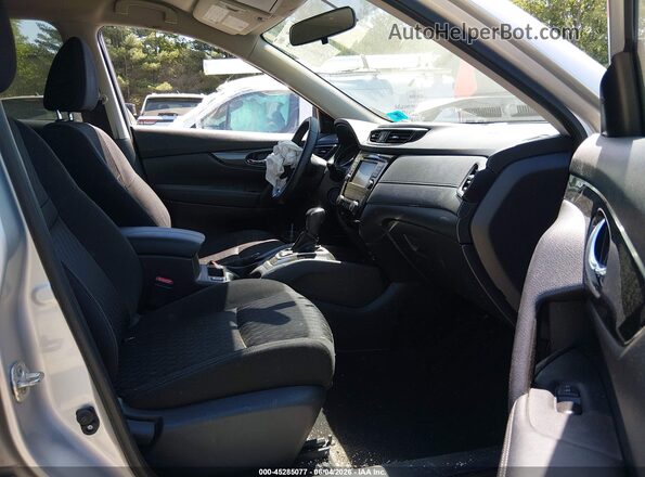 KNMAT2MV6JP594969 2018 NISSAN ROGUE Серебряный Вид салона спереди