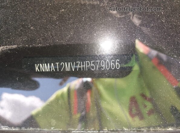 KNMAT2MV7HP579066 2017 NISSAN ROGUE White 