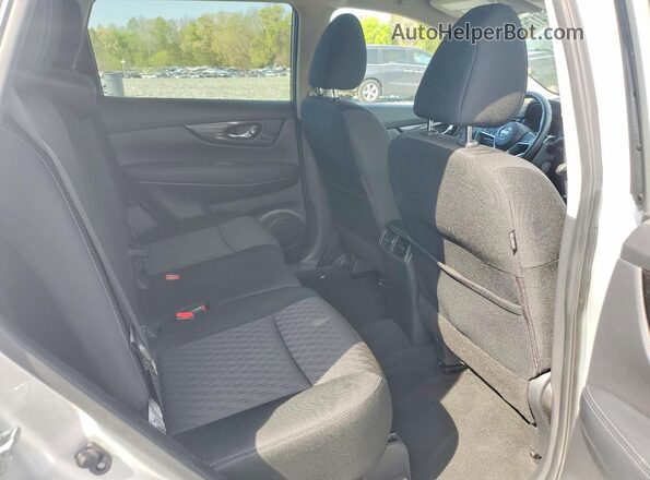 KNMAT2MV7JP595077 2018 NISSAN ROGUE Silver Вид задньої частини салону