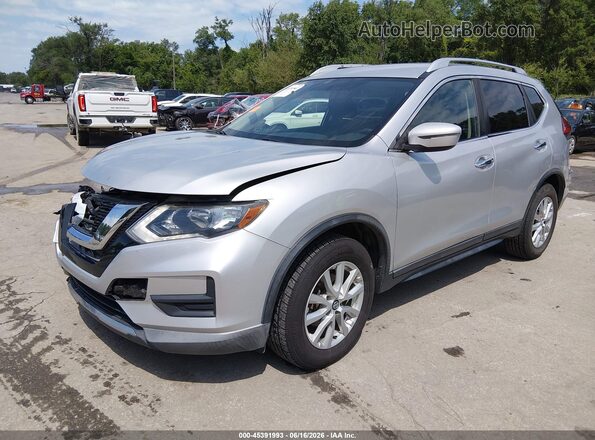 KNMAT2MV8HP578833 2017 NISSAN ROGUE Silver Vista tres cuartos delantera izquierda