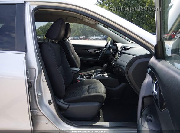 KNMAT2MV8HP578833 2017 NISSAN ROGUE Silver Vista interior delantera
