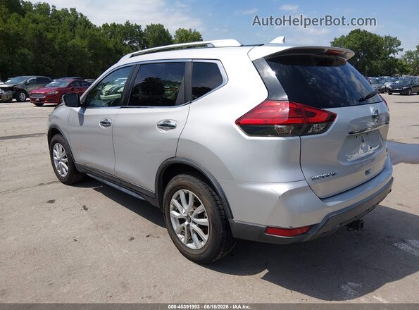 KNMAT2MV8HP578833 2017 NISSAN ROGUE Silver Trasero izquierdo