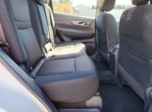 KNMAT2MV9HP509388 2017 NISSAN ROGUE White Հետևի նստատեղերի տեսք