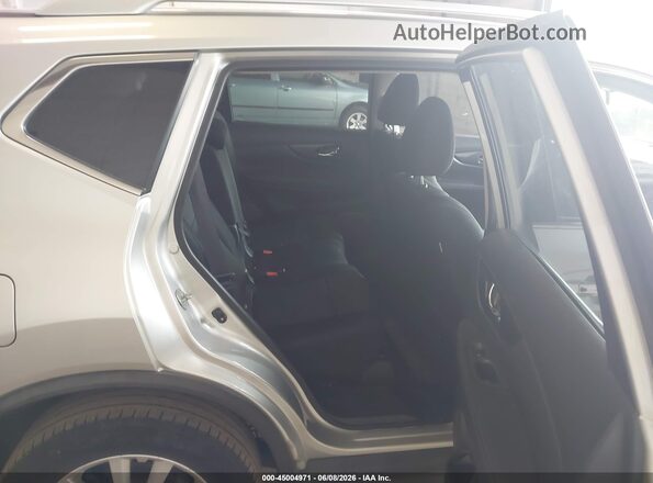 KNMAT2MV9JP529551 2018 NISSAN ROGUE Silver Widok naklejki z numerem VIN