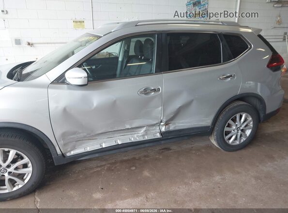 KNMAT2MV9JP529551 2018 NISSAN ROGUE Silver Widok z przodu