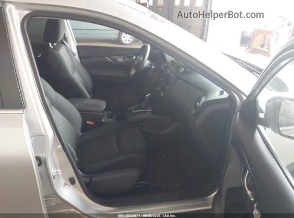 KNMAT2MV9JP529551 2018 NISSAN ROGUE Silver Widok wnętrza z przodu