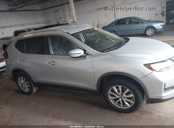 KNMAT2MV9JP529551 2018 NISSAN ROGUE Silver Widok wnętrza z tyłu
