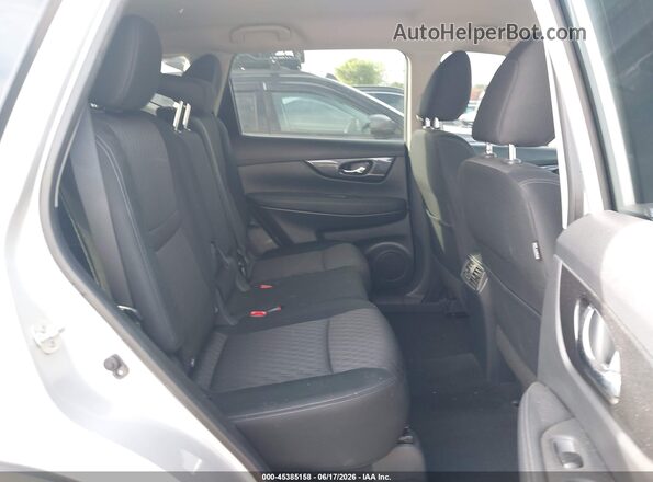 KNMAT2MV9JP593430 2018 NISSAN ROGUE Silver Widok naklejki z numerem VIN