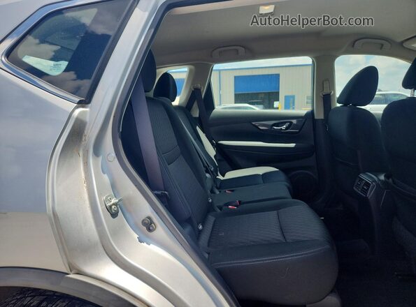 KNMAT2MVXJP540526 2018 NISSAN ROGUE Серебряный Вид задней части салона