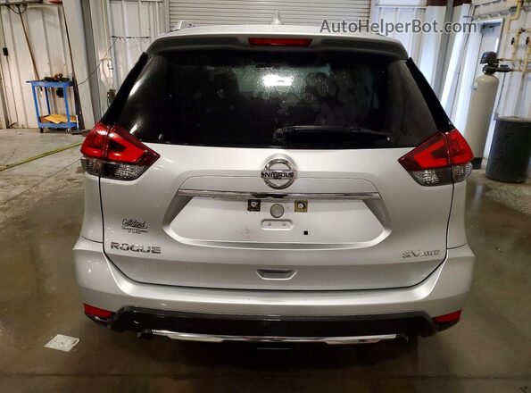 KNMAT2MVXJP585675 2018 NISSAN ROGUE Silver Հետևի տեսք