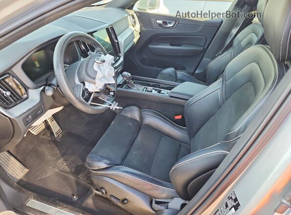 LYV102RM2JB100689 2018 VOLVO XC60 Silver Front interior view