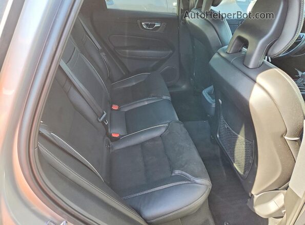 LYV102RM2JB100689 2018 VOLVO XC60 Silver Rear interior view