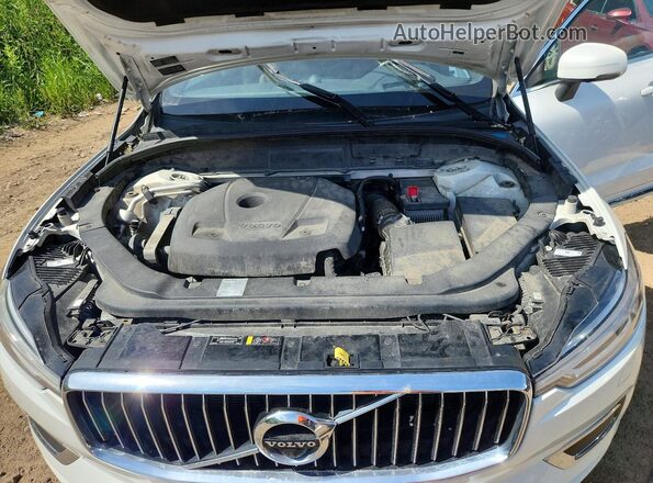 LYVA22RL2JB117302 2018 VOLVO XC60 Silver Engine compartment view