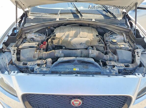 SADCJ2BV9HA068189 2017 JAGUAR F-PACE Silver Widok komory silnika