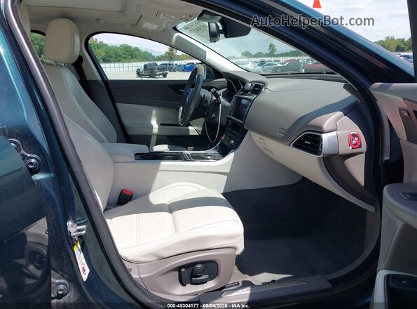 SAJAE4BG6HA972667 2017 JAGUAR XF Green Widok wnętrza z przodu