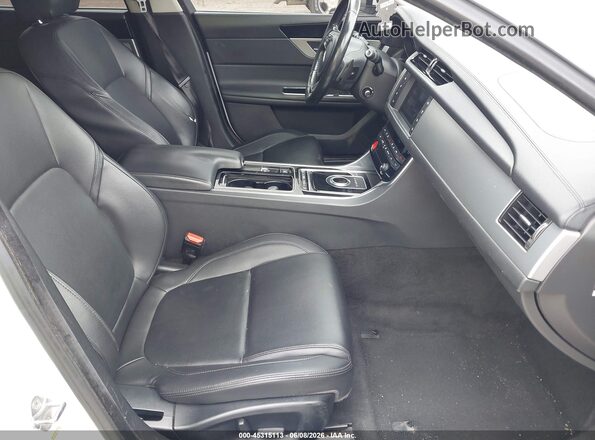 SAJBD4BV1HCY34934 2017 JAGUAR XF White წინა სალონის ხედი