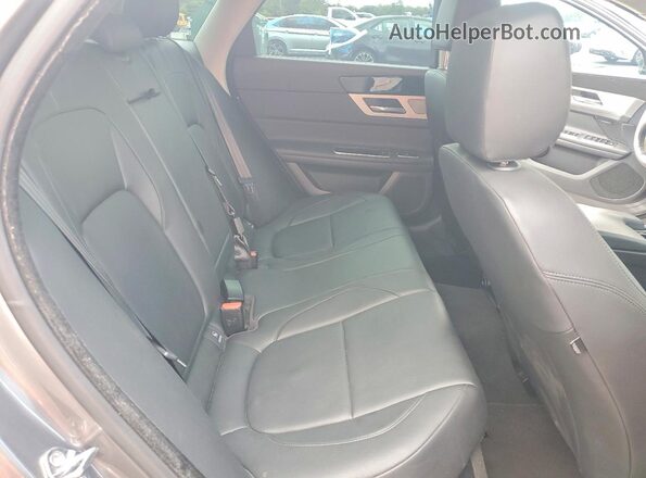 SAJBD4BV7HCY33335 2017 JAGUAR XF Gray Widok tylnych siedzeń